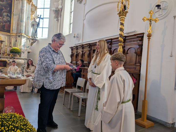 Geschenkübergabe Abtretende 1 Geschenkübergabe Abtretende 1