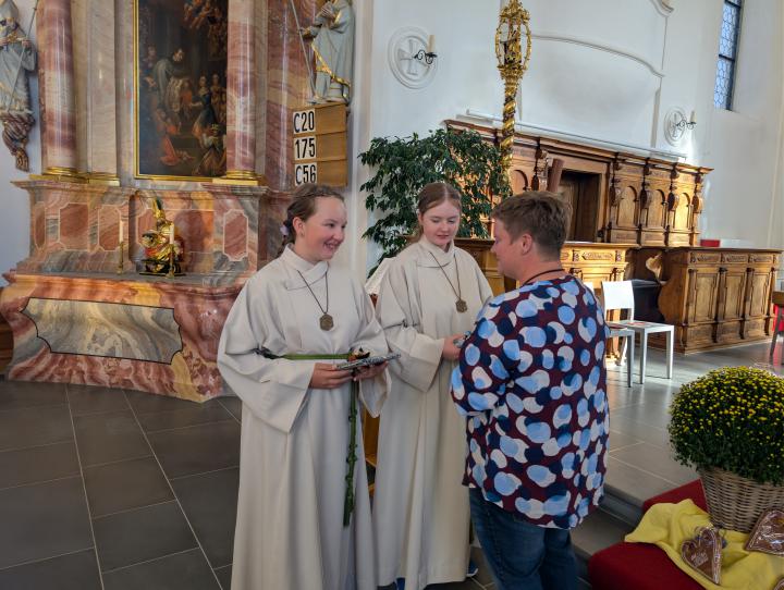 Geschenkübergabe Abtretende 2 Geschenkübergabe Abtretende 2