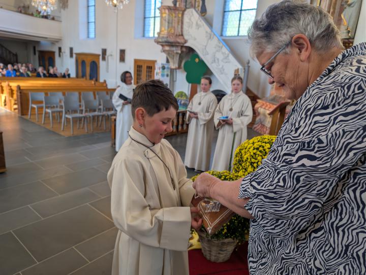 Geschenkübergabe Aufgenommene 2 Geschenkübergabe Aufgenommene 2
